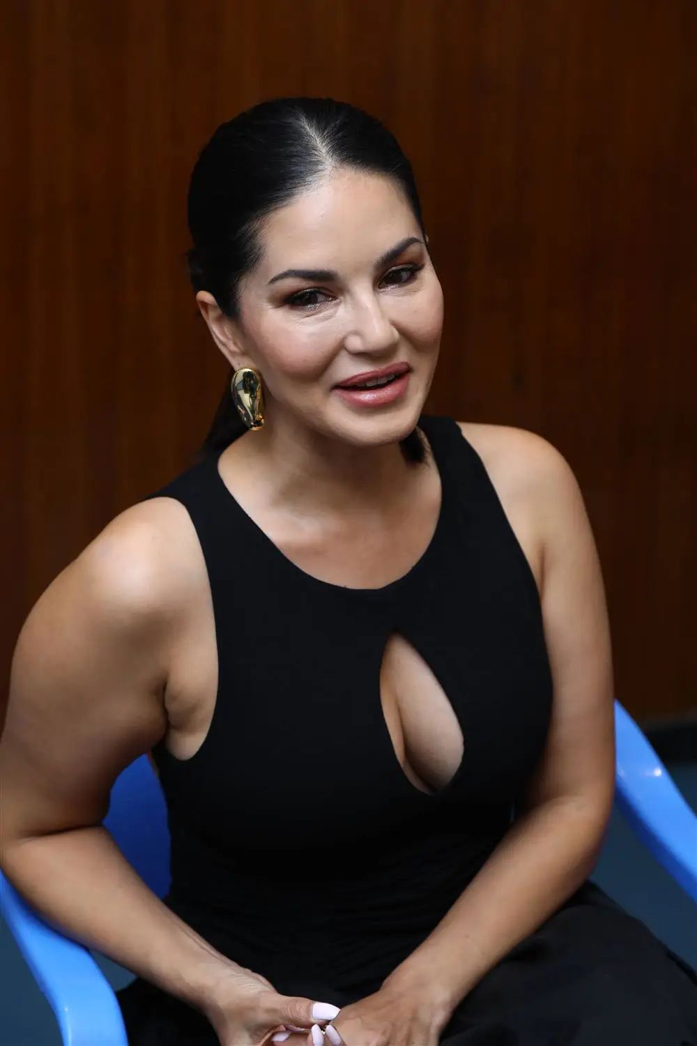 Tamil Girl Sunny Leone Stills in Sleeveless Black Dress